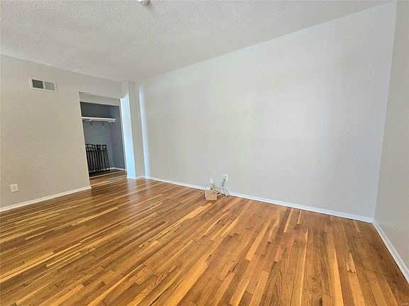 3rd image of 180 Birchlawn Dr