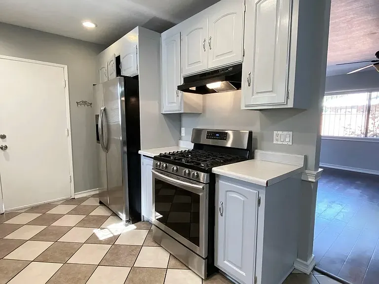 2037 N Lime Ave — Photo 6