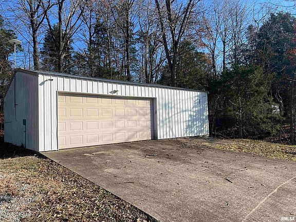 4th image of 611 Sunset Dr