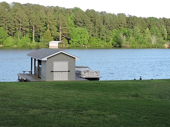 3rd image of 975 Hawthorne Dr