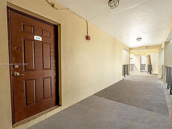 4th image of 15225 NE 6th Ave APT B201