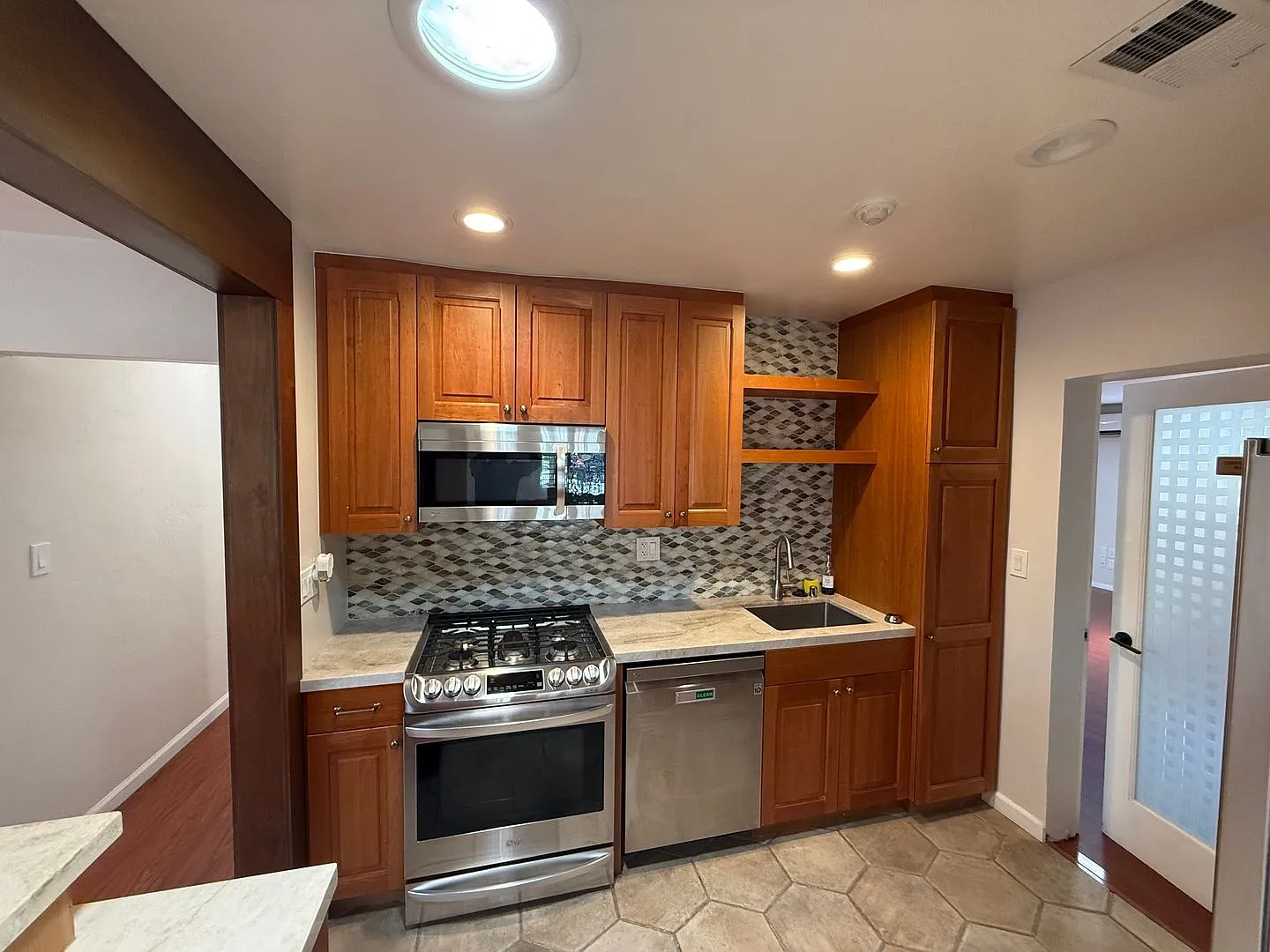 4 bedroom 2 1/2 bath Home — Photo 4