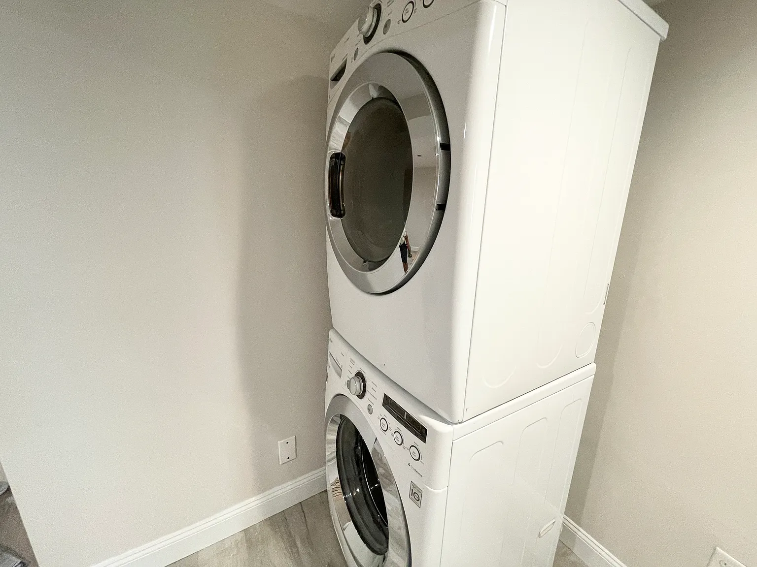 4 bed, 9999 sqft, $6,400 — Photo 2
