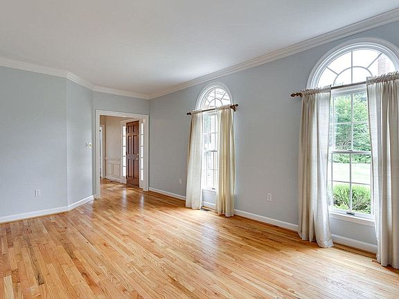 5th image of 784 Stephanie Cir