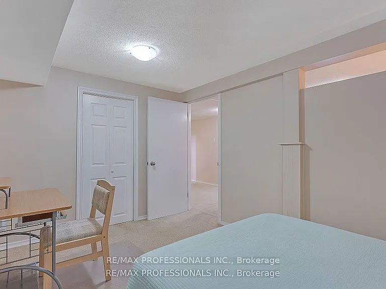 124 Panter Cres #LOWER — Photo 17