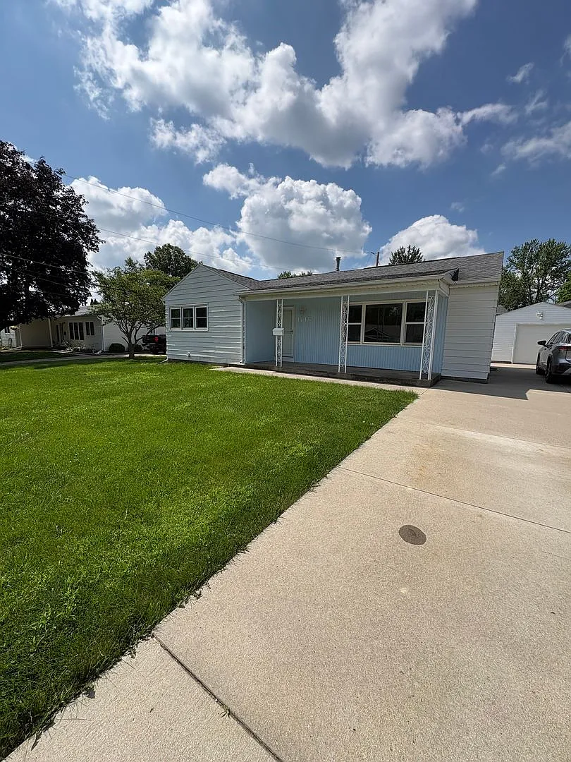 Updated 3 Bedroom 1 Bathroom Single Family Home — Photo 2