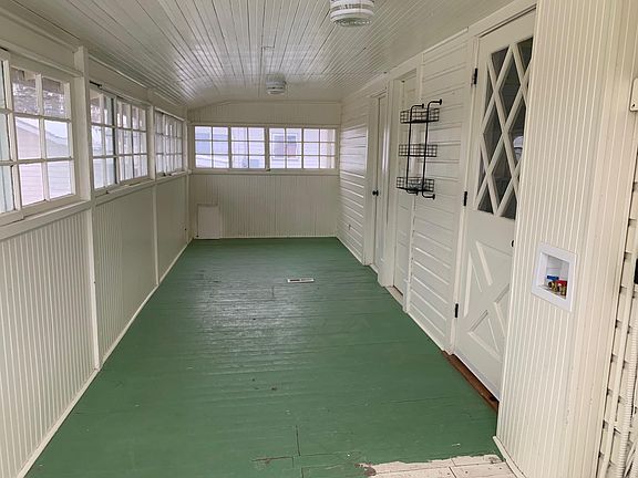 Back Sun Porch - Washer and Dyer hook-up - Doggy Door