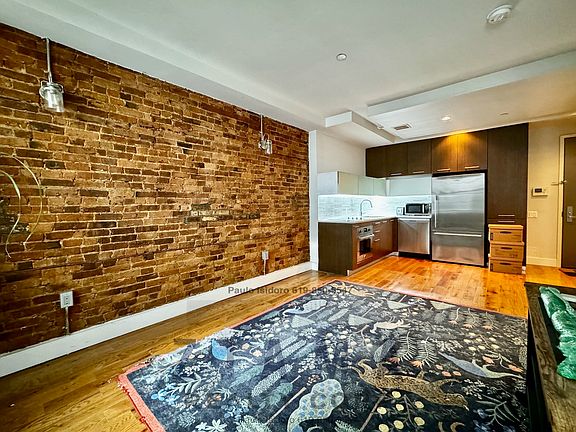 4th image of 72 Willoughby St APT 5A