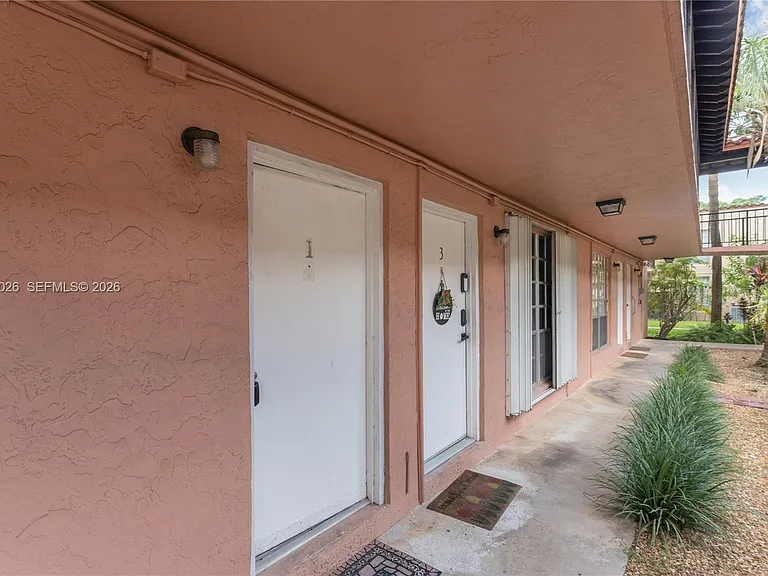 10832 N Kendall Dr #U1 — Photo 3
