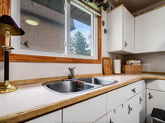 5th image of 6318 Thornberry Cres