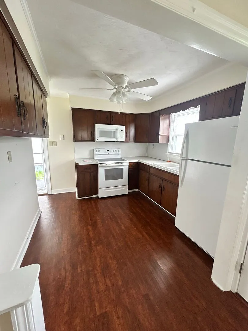 House in Central School District — Photo 4