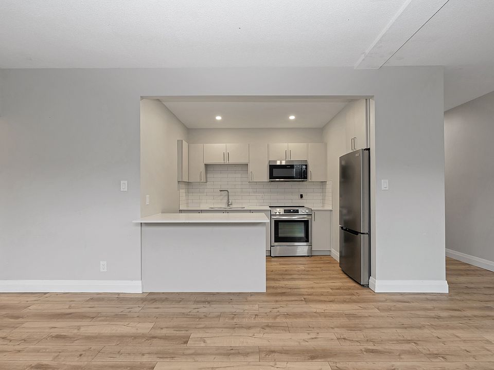 1st image of 523 Bay St