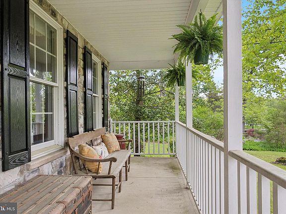 5th image of 210 Hollowbush Ln