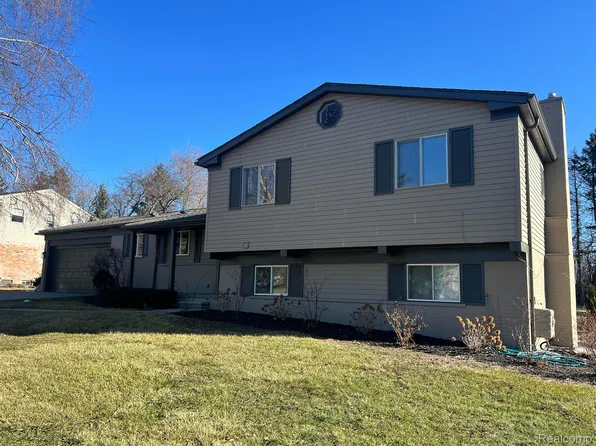 2615 Douglas Dr, Bloomfield Hills, MI 48304