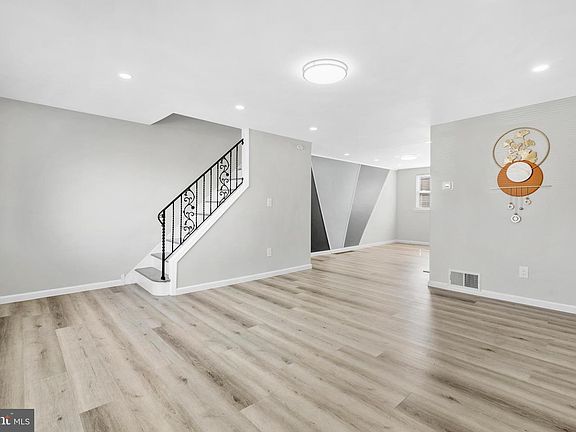 4th image of 7233 Rupert St