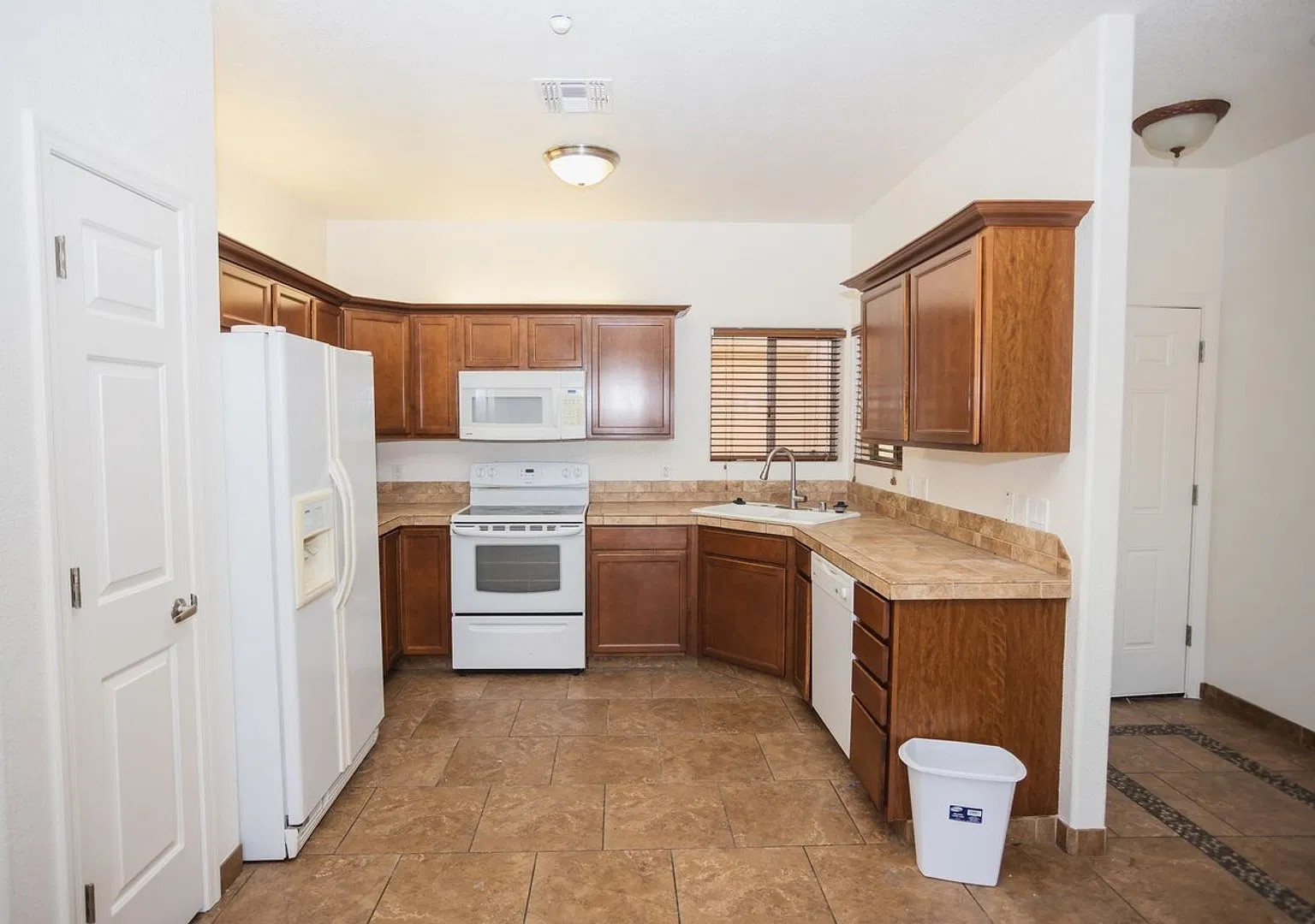 Centrally Located. Adorable Home with Attached Casita. 2 Car Garage. — Photo 3