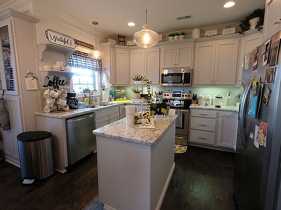 5th image of 209 Rolling Brook Dr