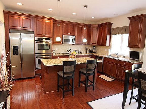 Gourmet Kitchen w/Center Island