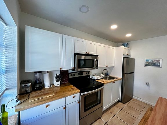 3rd image of 815 NE 14th Ct