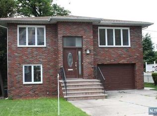 129 Hoefleys Ln, Leonia, NJ 07605