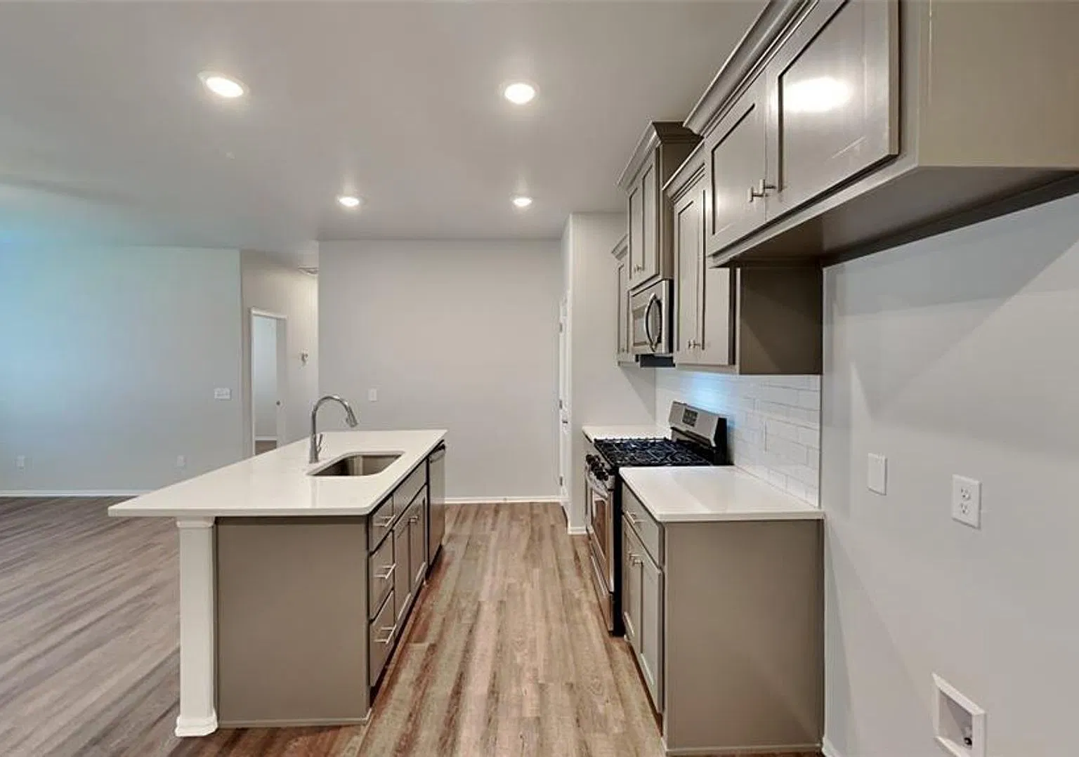 Luxury 3 Bedroom 2 Bathroom modern townhome in Piedmont Schools- Neighborhood Park/Basketball Court — Photo 3