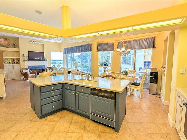 4709 Dolphin Cay Ln S — Photo 12