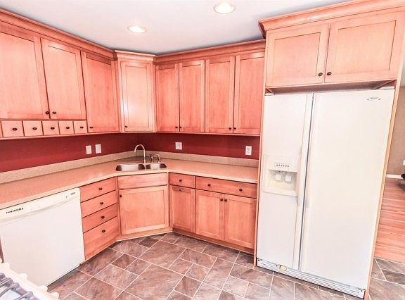 3rd image of 82 Quevic Dr