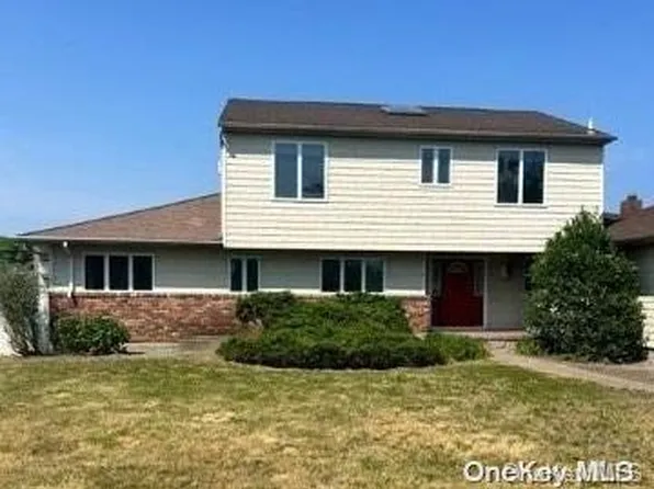 101 Lucinda Drive, Babylon, NY 11702