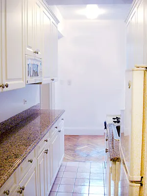 Rented by LIVING QUARTERS NY INC | media 27