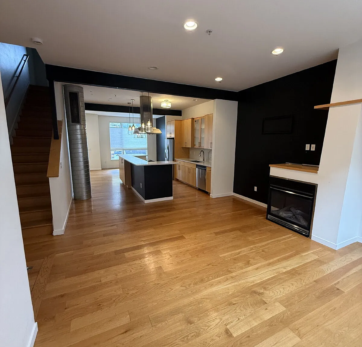 3 bed, 2.5 bath, 2047 sqft, $4,000 — Photo 4