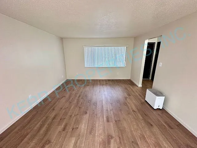Free Rent! Discover Your Blank Canvas In West Linn! — Photo 2