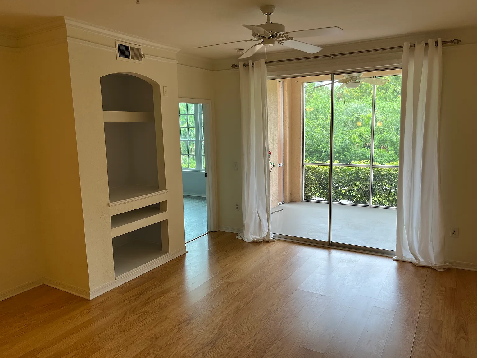1 bed, 829 sqft, $1,700 — Photo 2