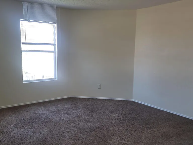 933 Medina Dr — Photo 3
