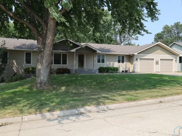201 Crestview Dr, Rock Rapids, IA 51246