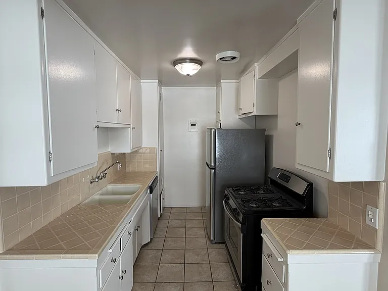 923 2nd St #G — Photo 8
