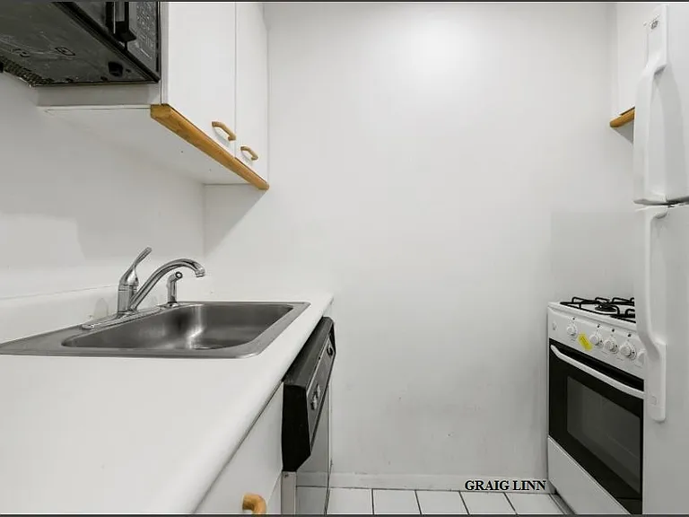 350 W 50th St #3OO — Photo 6