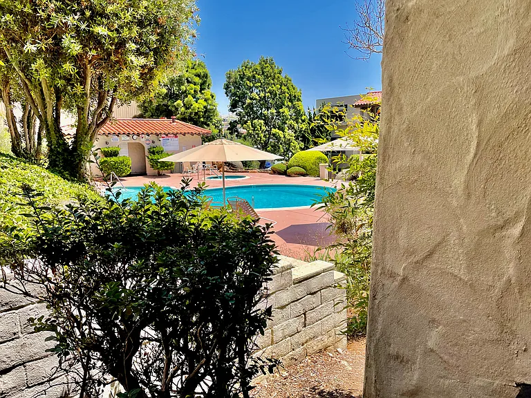 2530 Clairemont Dr — Photo 23