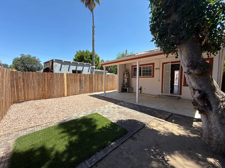 418 E La Veta Ave — Photo 16