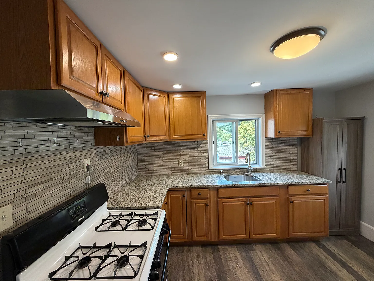 2 bed, 800 sqft, $2,300 — Photo 4
