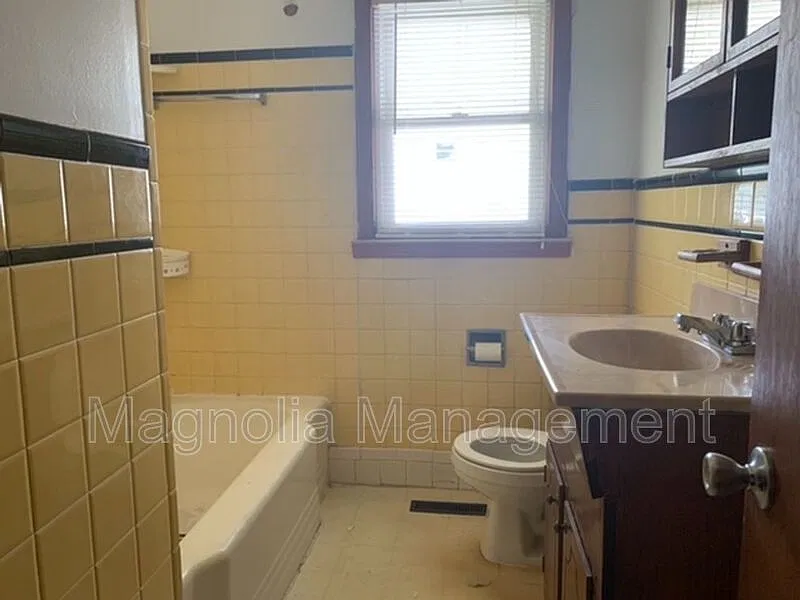 3 bed, 1.0 bath, $985 — Photo 4