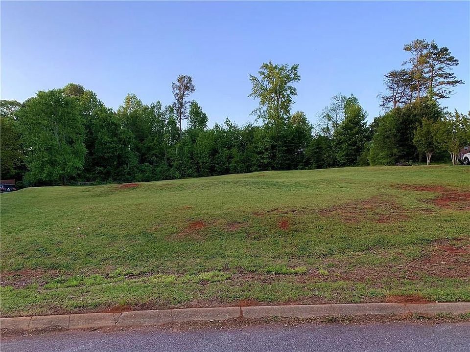 2nd image of 105 Fairway Dr