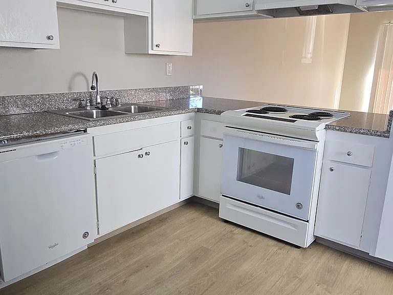 Townhouse Apartments — Photo 5