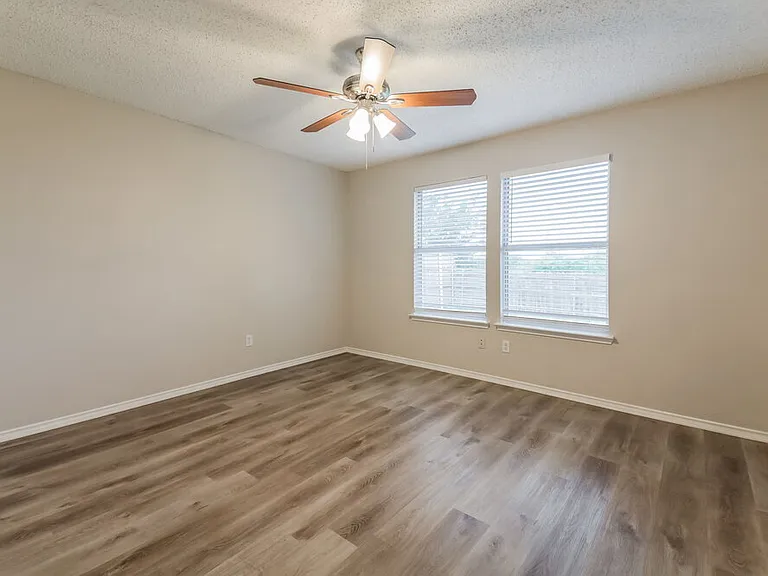 1311 Dakota Trl — Photo 10