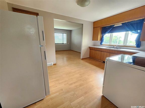 3rd image of 525 3rd Ave W