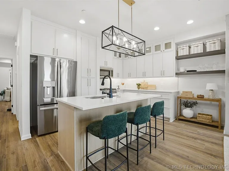504 E B St — Photo 12