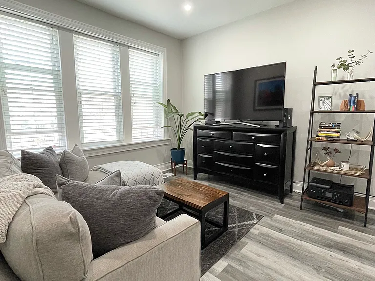 2239 W Cortland St #1 — Photo 9