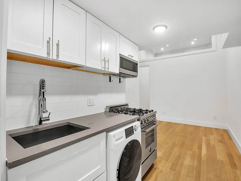 210 E 22nd St #6G — Photo 1