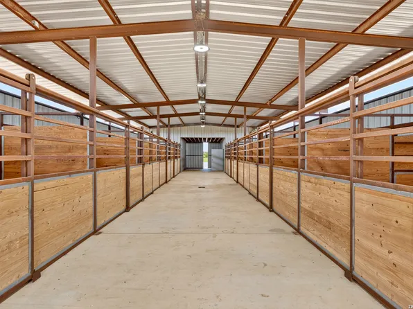3450 Fm 1922, Floresville, TX 78114
