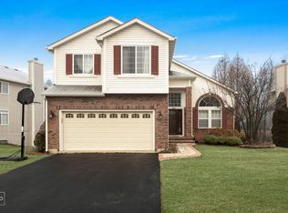 8950 Coppergate Rd, Woodridge, IL 60517