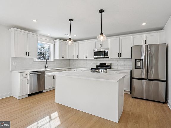 3rd image of 211 Park Ave